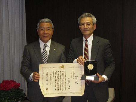 黒須隆一市長（写真左）と受賞者「小西正之」氏（写真右）