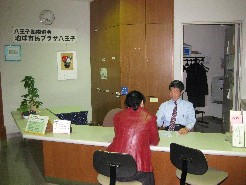 サポートデスクでの相談の様子(八王子国際協会)