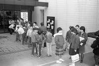 中央図書館オープン当日の来館者の行列