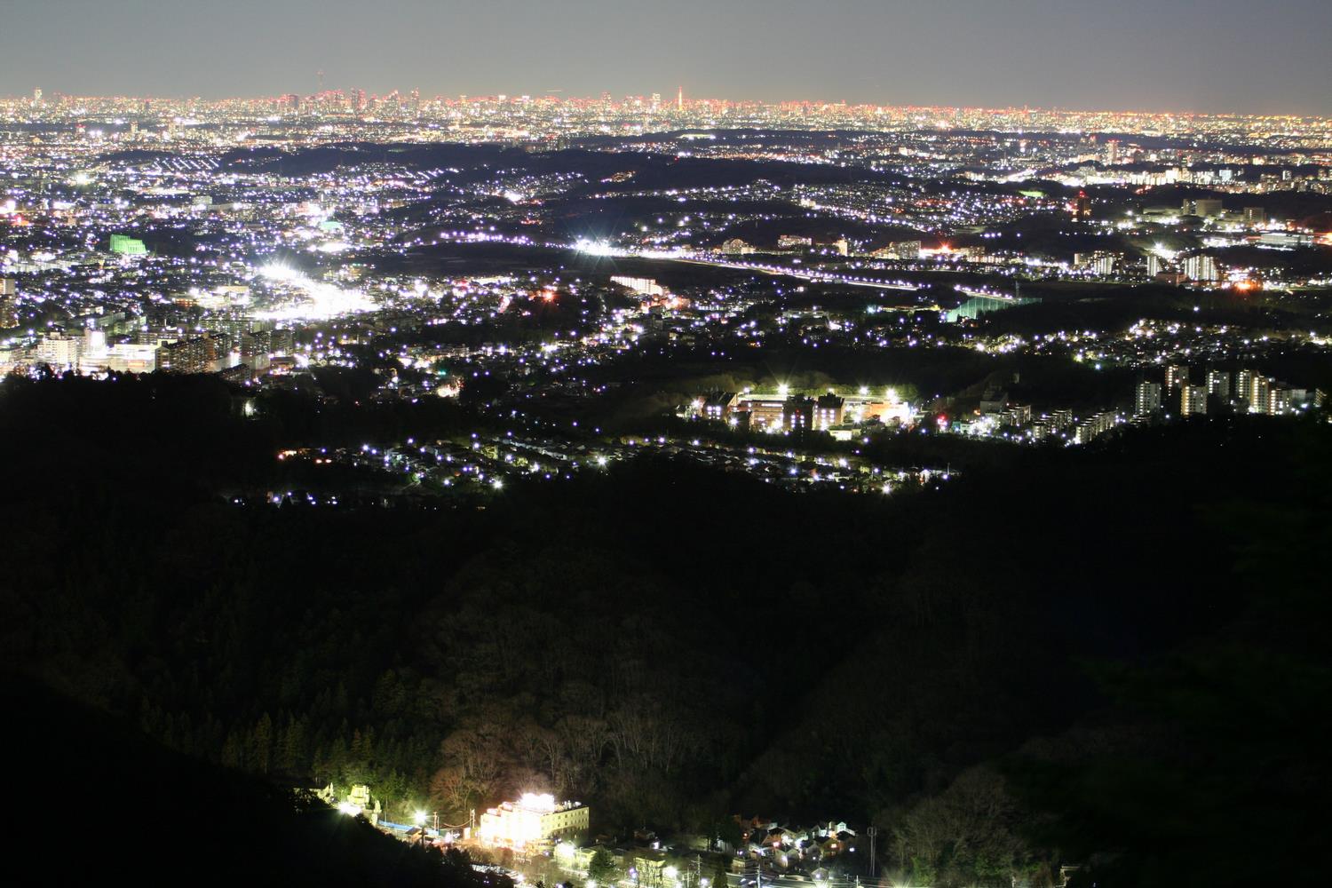 高尾山からの夜景 八王子市公式シティプロモーションサイト 都会にないもの 田舎にないもの ここにある