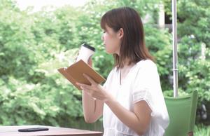 コーヒーなどを楽しみながら読書を(イメージ写真)