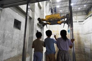 ごみクレーンを見学している様子