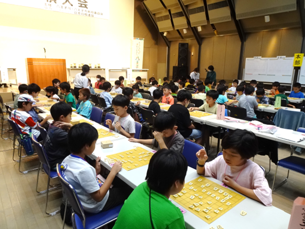 令和5年「第13回八王子市長杯こども将棋大会」の様子