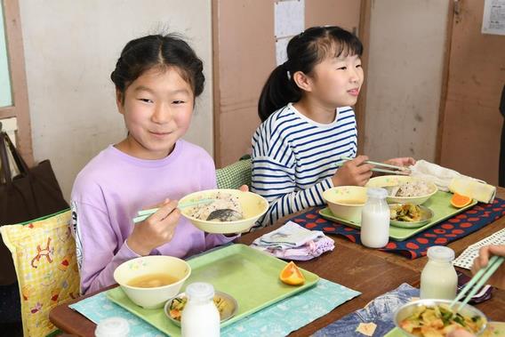 給食を食べる児童の写真