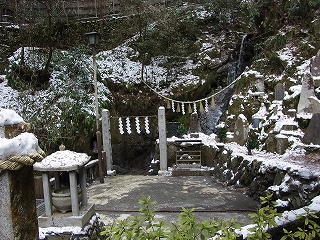 冬の琵琶滝の様子