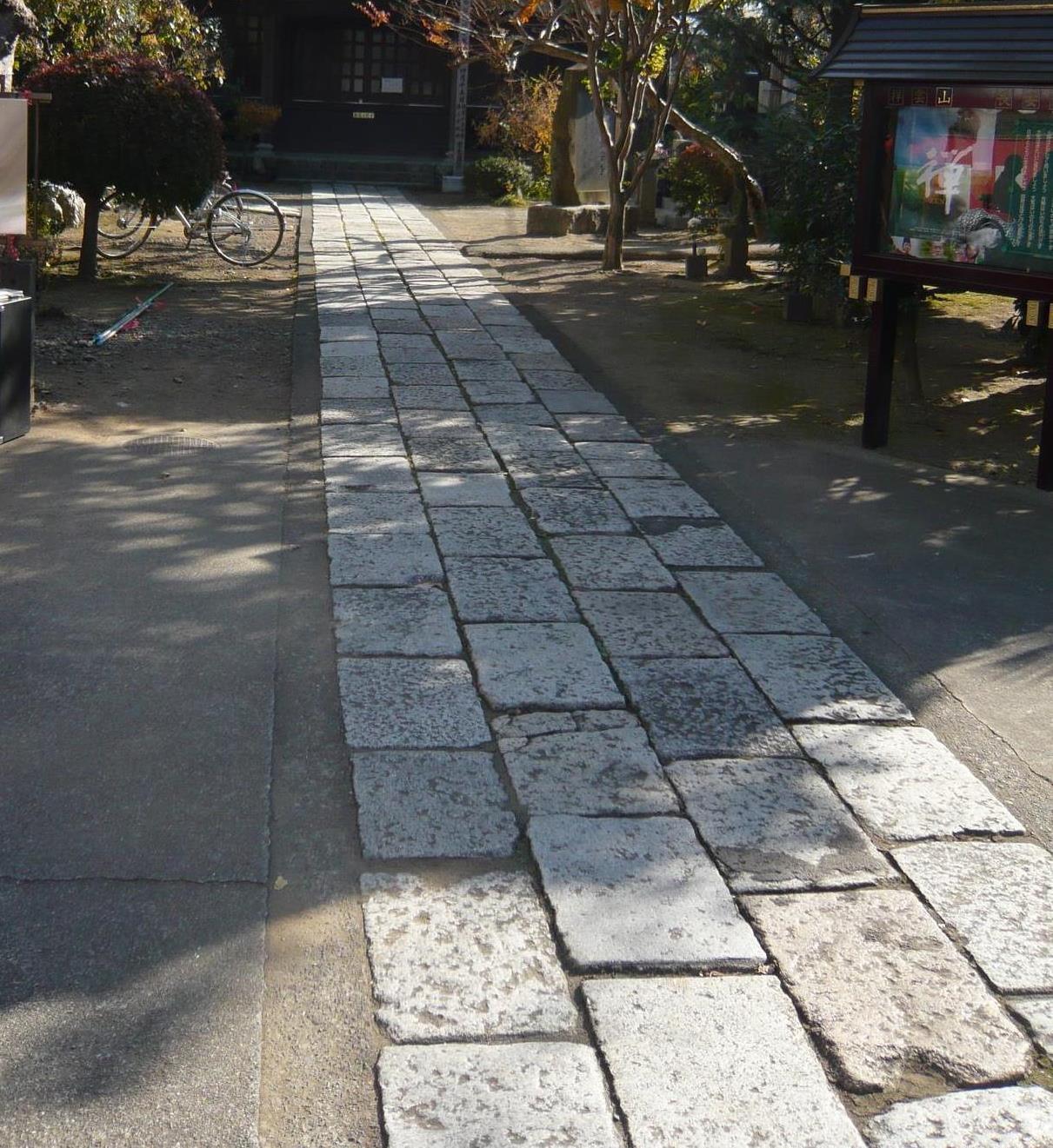 長安寺参道の敷石