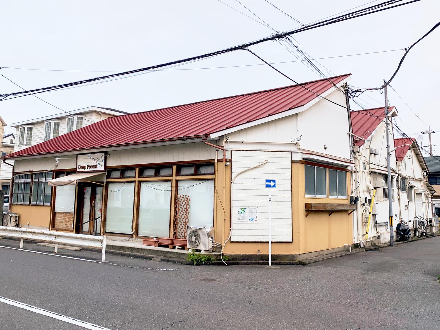 のこぎり屋根の建物