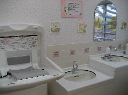 ふれあい広場の授乳室内のおむつ交換台と手洗い場の写真