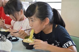 八王子ラーメンを食べる様子