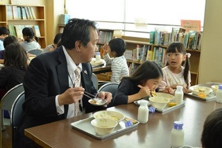 教育長と給食