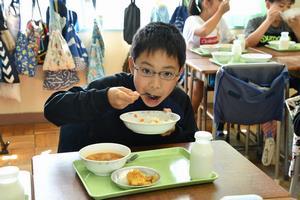 ラグビーWC給食を食べる子どもの写真