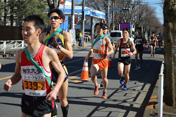 東浅川町を走る2区走者 1