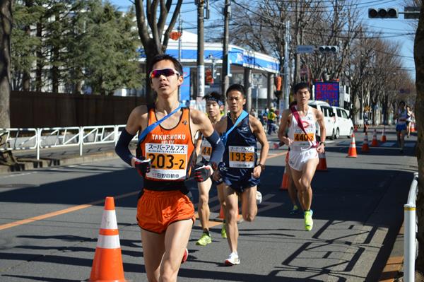 東浅川町を走る2区走者 2