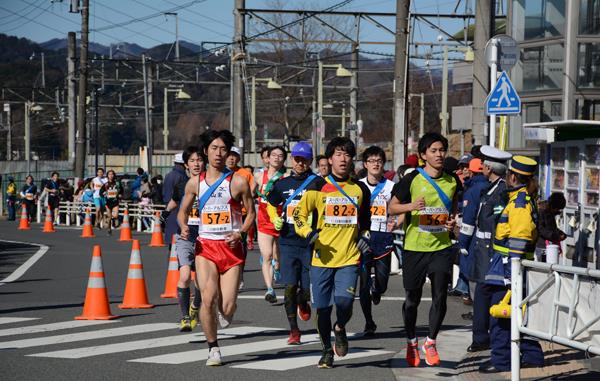 京王狭間駅前を駆け抜ける 9