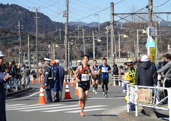 京王狭間駅前を走る3区走者1