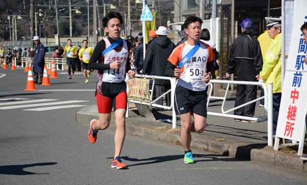 京王狭間駅前を走る3区走者2