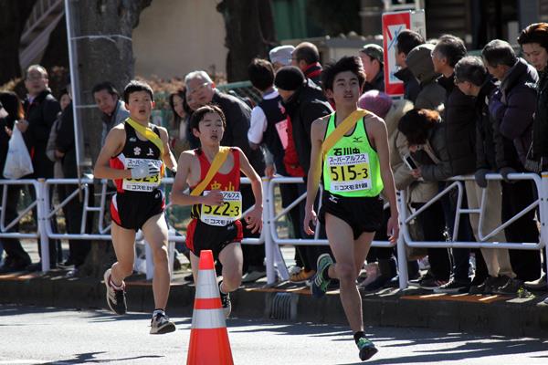 中継所を目指し坂を駆け下りる2
