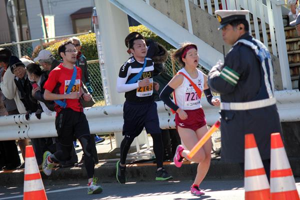 中継所を目指し坂を駆け下りる3