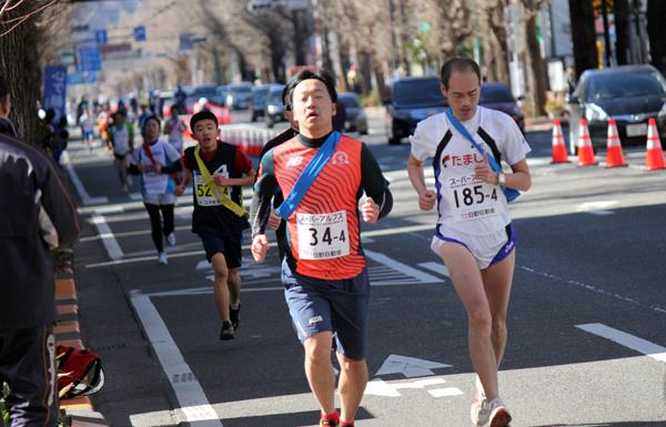 いちょう並木の街道を走る2