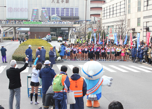 女子と中学生も谷川さんと「頑張るぞ！」