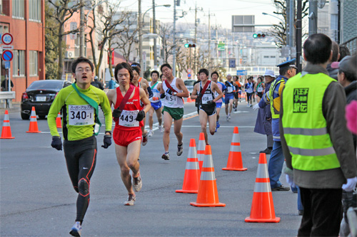 次々と駆け抜けるランナー