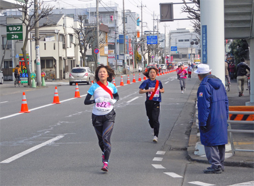 元本郷町を駆ける女子走者