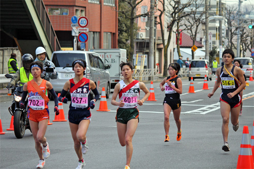 追分を走る女子の先頭