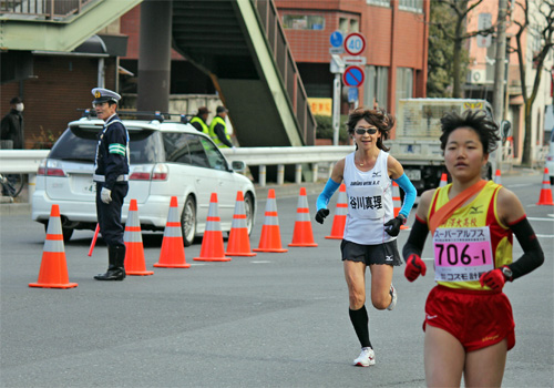 追分を駆け抜ける谷川真理さん