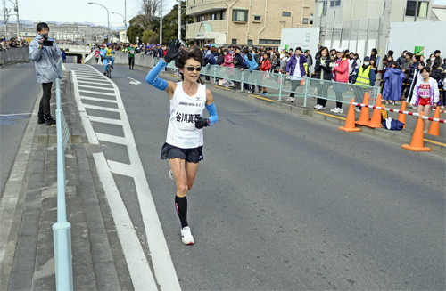 散田架道橋での声援に手を振り走る谷川真理さん