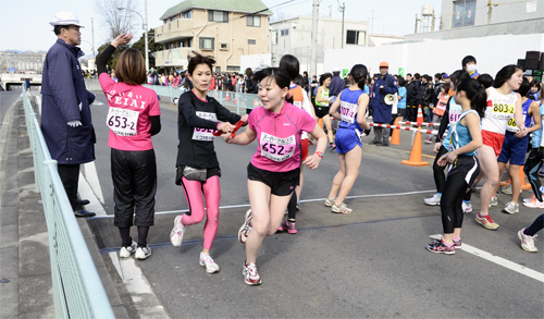 女子も続々とたすきリレー