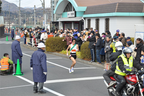 京王狭間駅前に来た男子第2区先頭走者