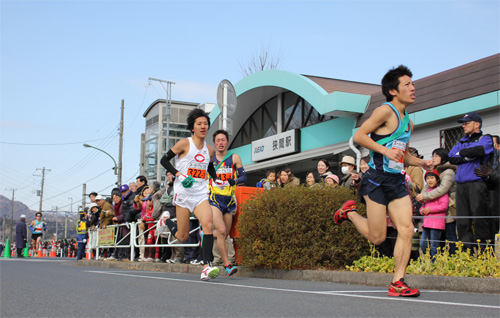 狭間駅前を駆け抜ける