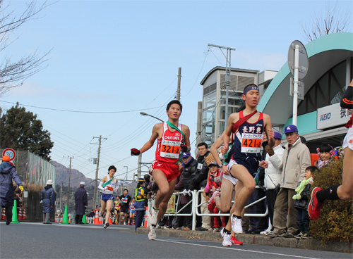 第2区走者の走りを見守る