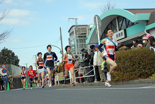 坂道を駆け上がり駅前へ