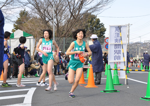 振り返らずに駆け出して