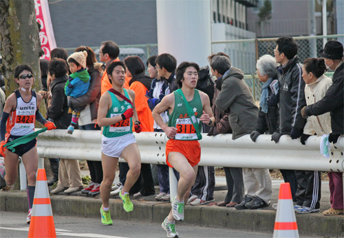 散田小学校中継所を目指し走る第2区走者