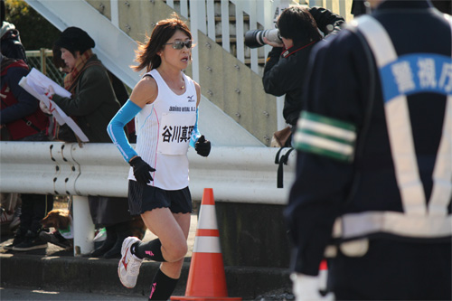 歩道橋側を走る谷川さん