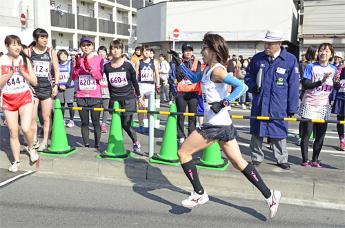 声援に手を振り中継所を通過する谷川さん