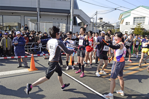 笑顔で仲間を迎える