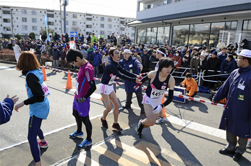 見守る人々の前で