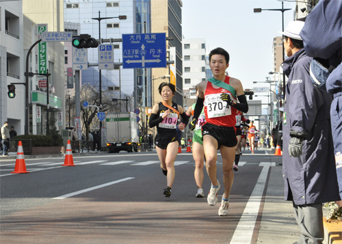 走者の力強い足取り