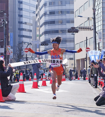 ゴールテープを切る高校女子1位