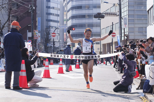 一般男子1位の堂々フィニッシュ