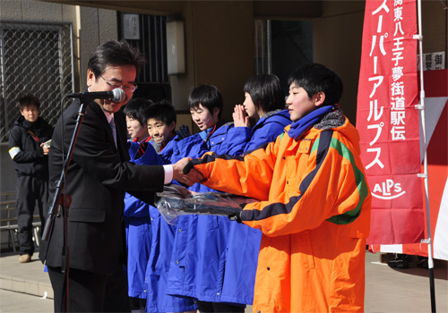 石森市長より特別賞を受け取り握手