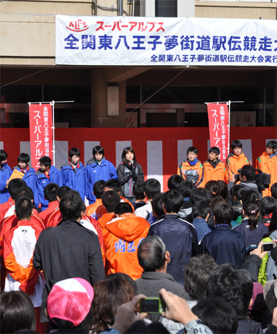 谷川真理さんと山田中学校の皆さん