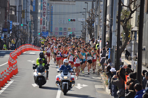 白バイの先導で駆け来る競技者たち