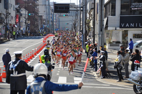 駅前から最初のカーブへ