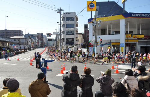 浅川大橋南でランナーを応援