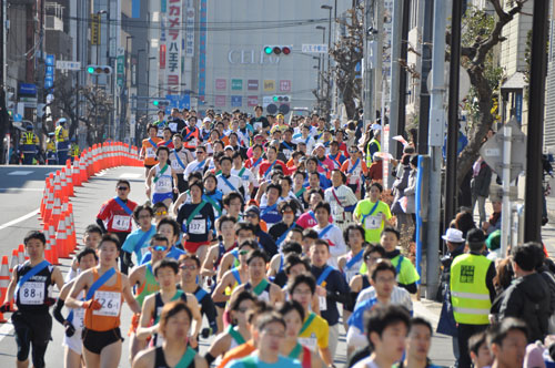 大集団が駆けてくる迫力