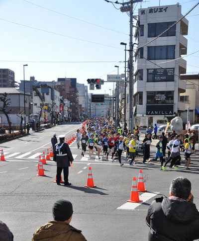 快晴の公道を走る